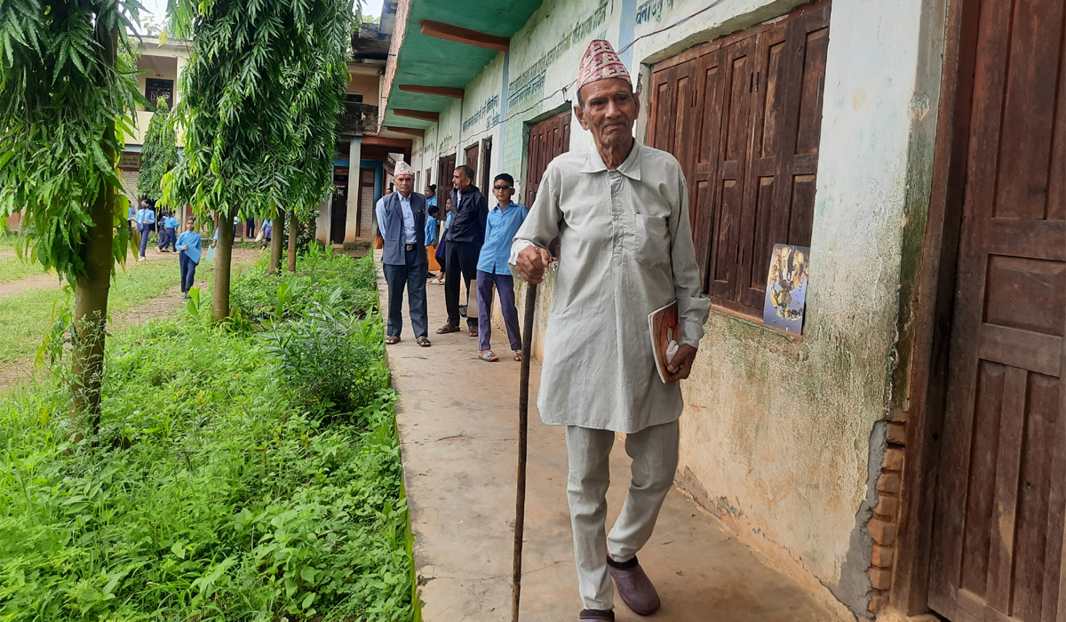 नब्बे वर्षीय प्रेमबहादुरको पढ्ने रहर !